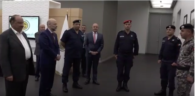 رئيس الوزراء يُكرم ثلاثة من مرتبات الأمن العام لمساعدتهم مواطنين بحظر التجول   .. فيديو 