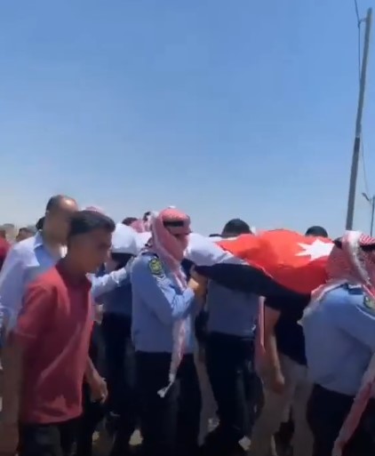 بالفيديو  ..  العشرات يشاركون في تشييع شهيد الوطن الوكيل محمد البشتاوي 
