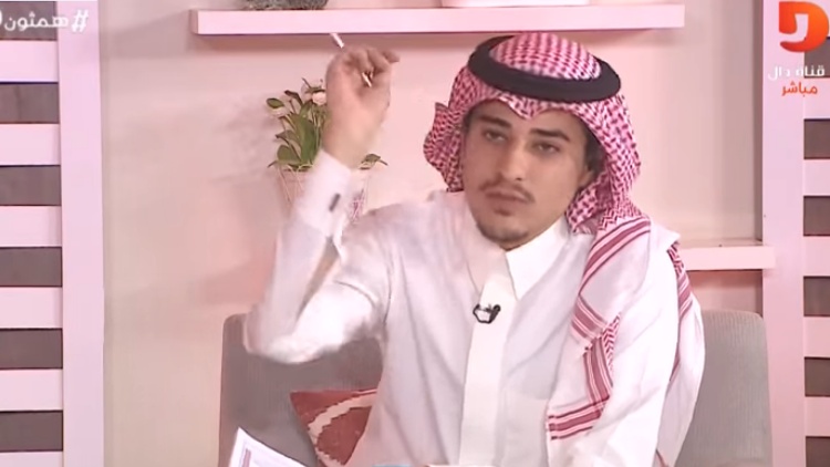 بالفيديو : توبيخ إعلامي سعودي من قبل ضيف على الهواء مباشرة بسبب "قبلة"
