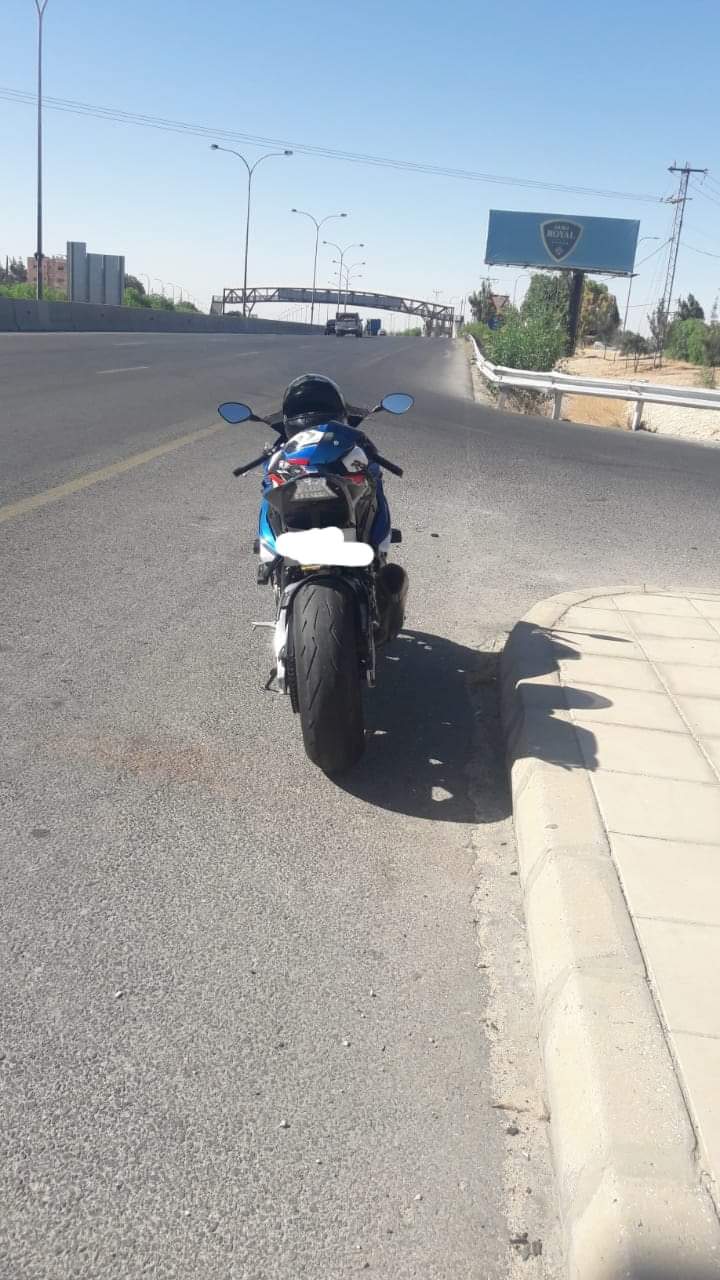 ضبط سائق يقود "دراجة نارية " بصورة استعراضية ومتهورة بسرعة 191كم