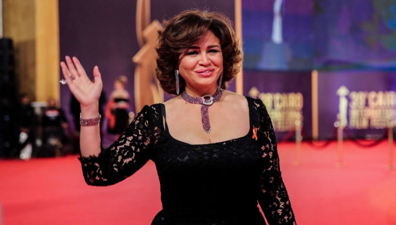 شاهدوا بالفيديو و الصور  ..  موقف محرج لإلهام شاهين  ..  كادت تسقط و هذه الفنانة أنقذتها