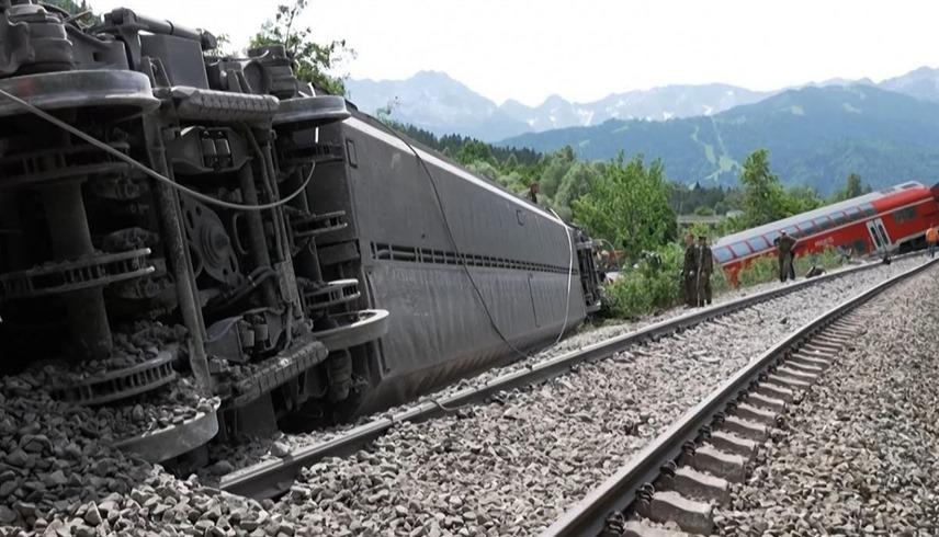 بسبب انهيار أرضي  ..  خروح قطار عن مساره في ألمانيا