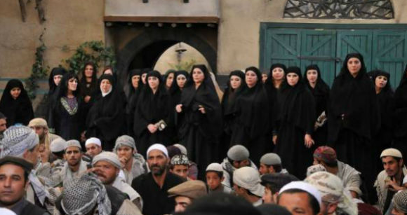 بالصور و الفيديو  ..  نجمة "باب الحارة" تُثير الجدل بإعلان موعد زفافها ثم تتراجع!