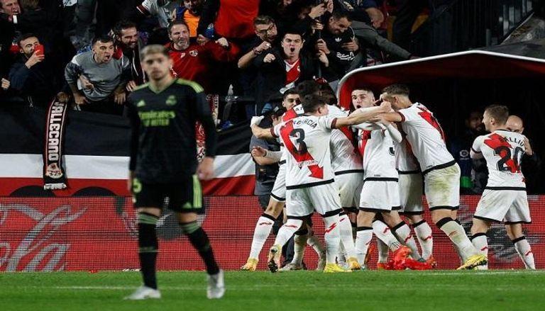 موقف كوميدي ..  نجم ريال مدريد يسجل هدفا في بلكونة - فيديو