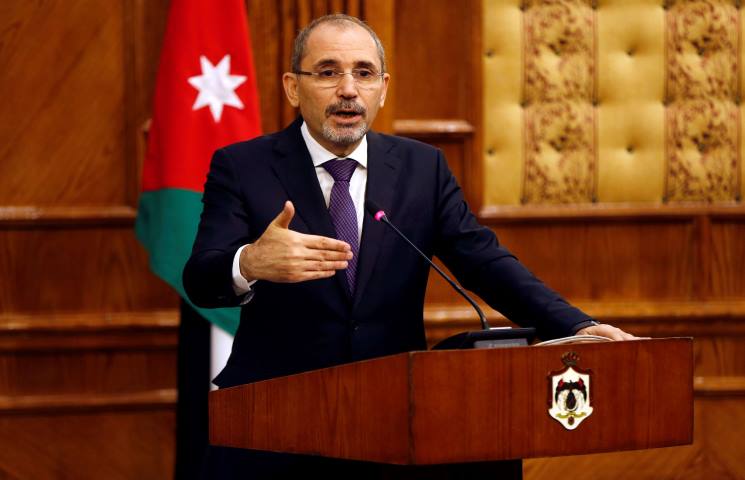 توقيف مستشار سابق بعد شكوى من وزير الخارجية الصفدي