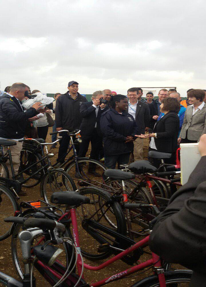 وزيرة التجارة الهولندية توزع مئات الدرجات 500 الهوائية على اللاجئين بمخيم الزعتري 