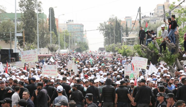 بالتزامن مع عيد العمال ..  مسيرات في غزة لإنهاء الانقسام والحصار لتحقيق واقع أفضل