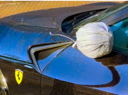 سائقون يلجؤون إلى هذه الطريقة لحماية مرايا سياراتهم باهظة الثمن من السرقة