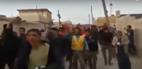 بالفيديو ..  ضجة على مواقع التواصل بعد خروج اهالي ريف ادلب الجنوبي بمظاهرة مؤيدة للأسد