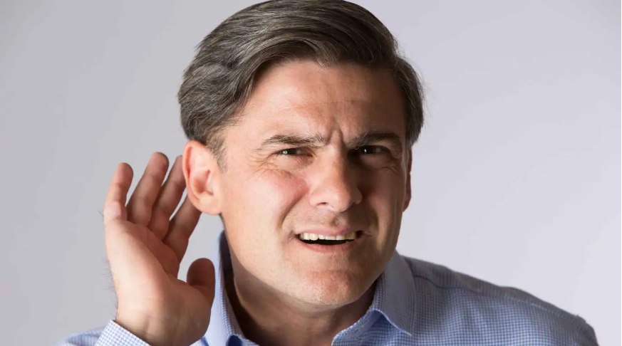 هل إغلاق العينين يحسن السمع؟ هذا ما كشفه العلماء