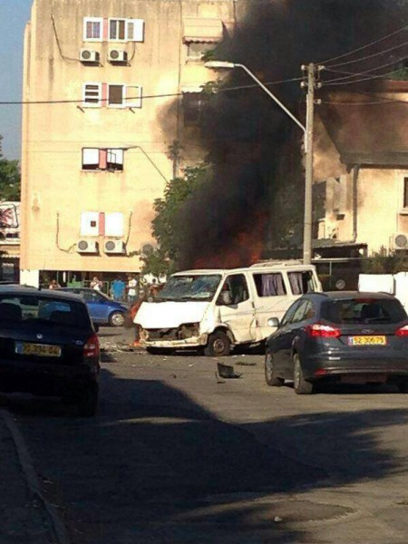 بالصور   ..  اصابة 3 اسرائيليين اثر سقوط صاروخ  " غراد" على منزل ب في كريات غات 