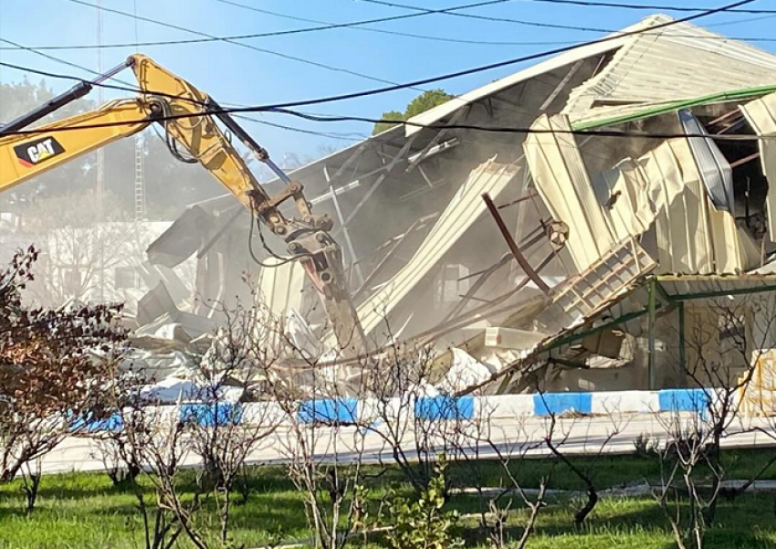 هدم مبانٍ لأونروا في القدس ورفع العلم الاحتلال داخلها .. صور #سرايا 