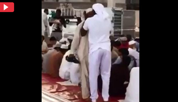 لماذا قبّل شاب سعودي رؤوس الصائمين بالمسجد النبوي؟