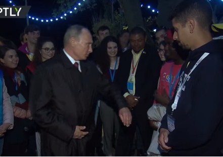 بالفيديو  ..  موقف طريف لفلاديمير بوتين مع شاب لم يصدق انه هو "الرئيس الروسي"