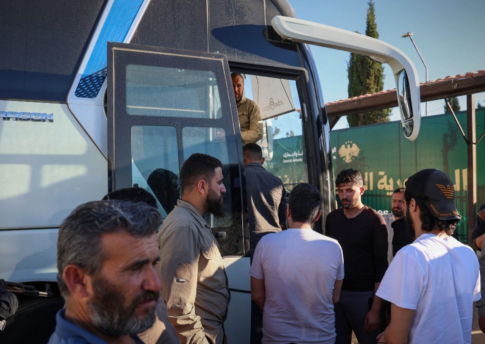 سوريا تتسلم 128 سجيناً محكوماً من لبنان ضمن اتفاقية نقل المحكومين