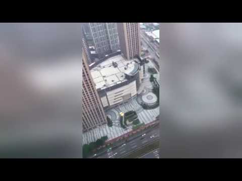 بالفيديو ..  مغامر يقفز من ارتفاع 40 طابقاً في الصين