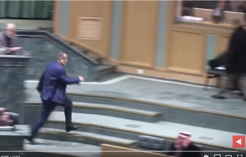 بالفيديو ..  لحظة هجوم الفناطسة على خوري خلال الجلسة النيابية ظهر اليوم 