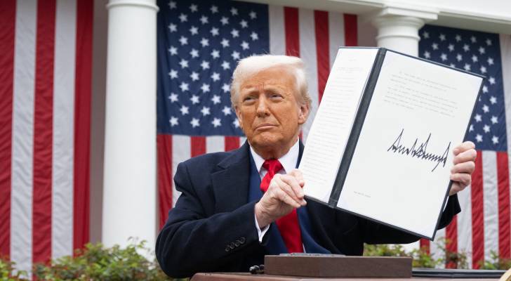 رسوم ترمب الجمركية بنسبة 10% على جميع الواردات للولايات المتحدة تدخل حيز التنفيذ