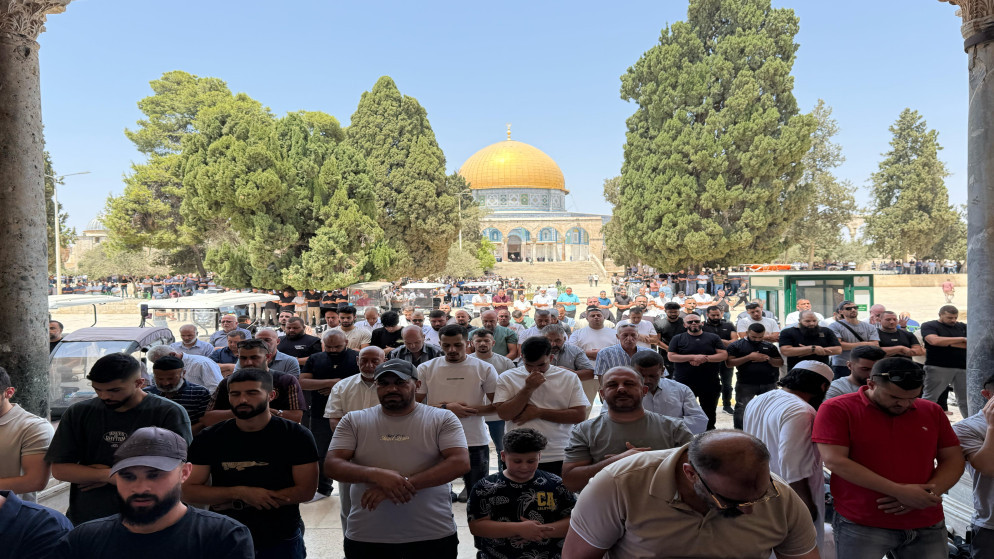 عشرات الآلاف يؤدون صلاة الجمعة في المسجد الأقصى
