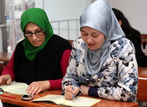روسيَّة ذهبت لعلاج ابنتها في تركيا فأشهرت إسلامها وبدأت في تعلُّم القرآن ..  هذه قصَّتها