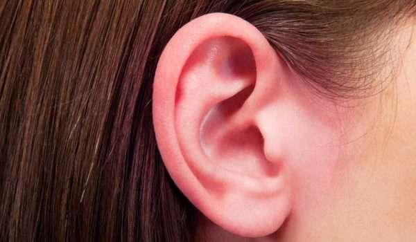 3 أسباب لاحمرار الأذن في الشتاء