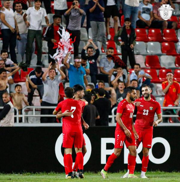 النشامى أبطال الدورة الرباعية بعد الفوز على عُمان
