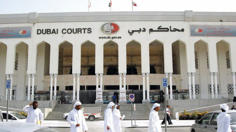 بسبب فتاة ..  مراهق إماراتي يطعن طالبًا في دبي
