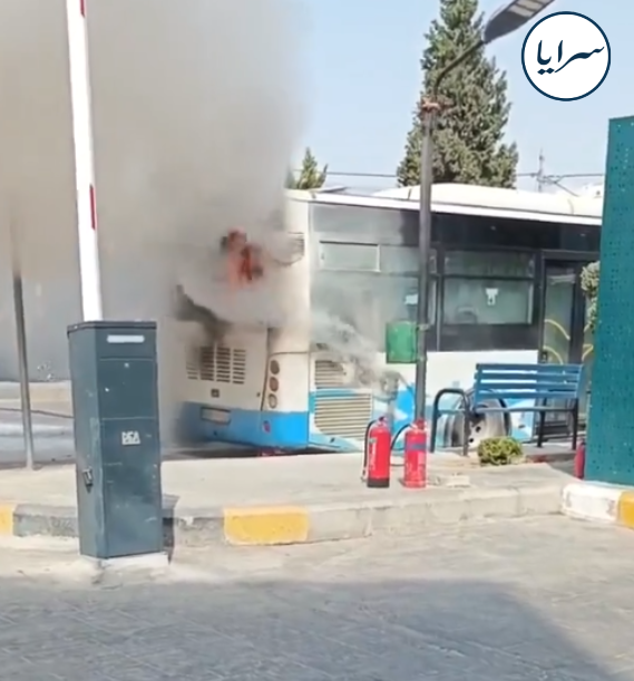 اشتعال حافلة تابعة لباص عمان وتنك مياه يهرع لإخماد النيران بداخله ..  فيديو