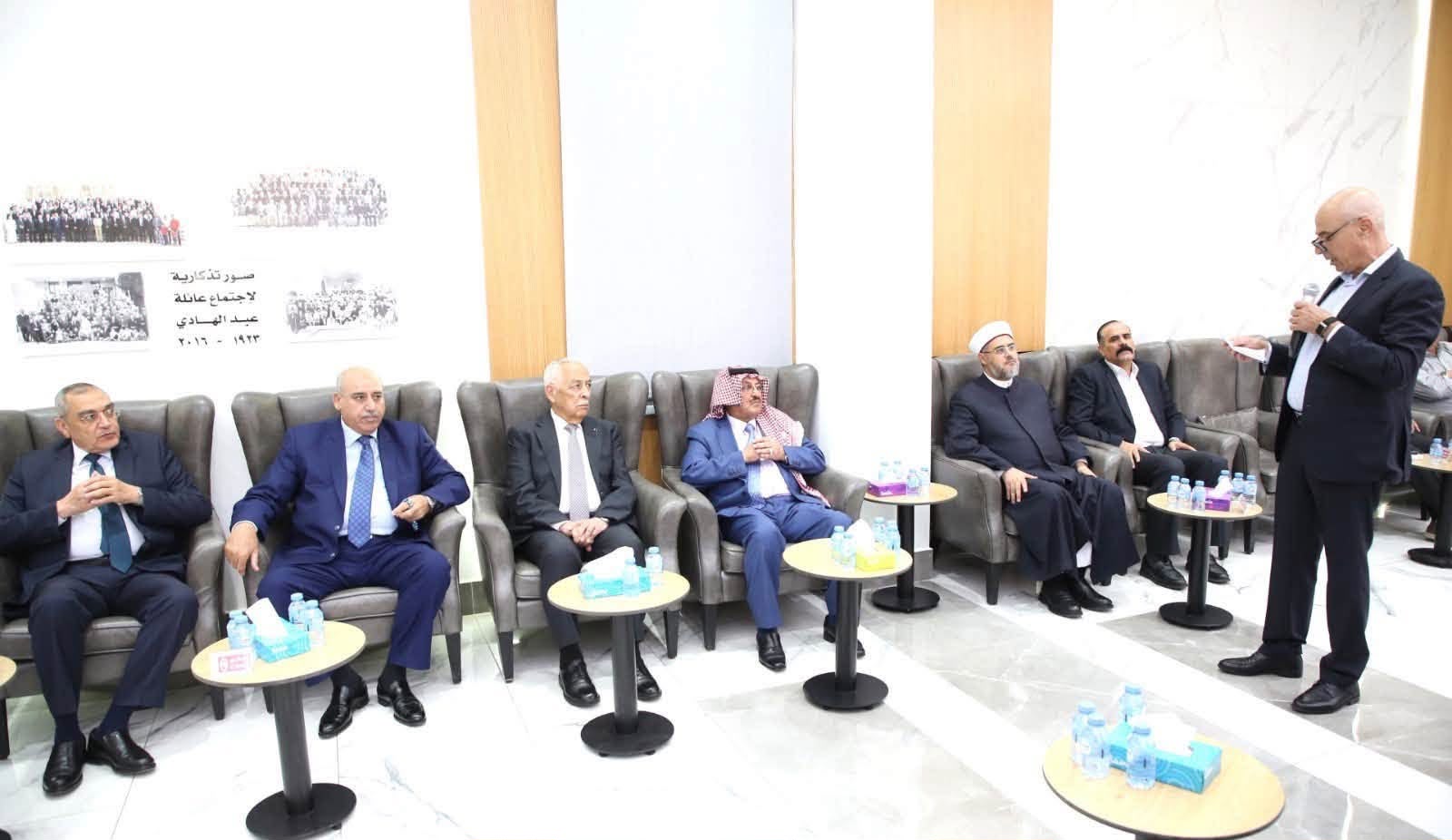 آل الديك يعربون عن شكرهم لكل من قدم واجب العزاء بوفاة الحاجة لطيفة خالد عيشة 