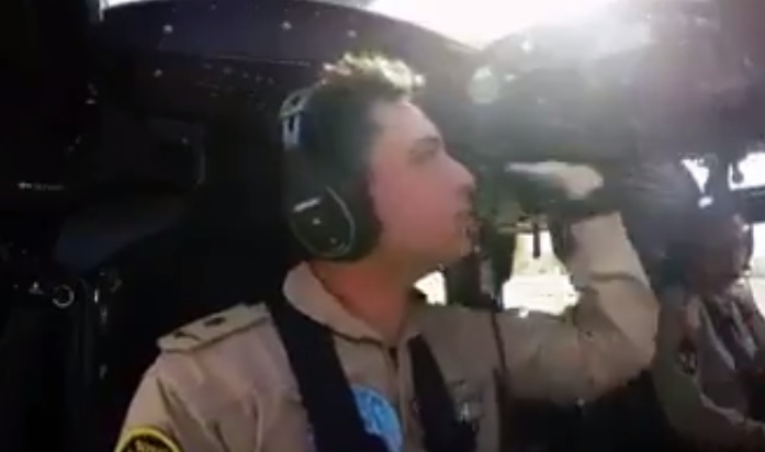 بالفيديو ..  الامير الحسين يقود طائرة عامودية بنفسه في البحر الميت