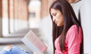 أتصرف بطفولية رغم أني أصبحت فتاة جامعية