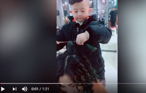 بالفيديو .. أصغر حلاق نسائي 
