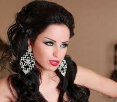 منار: أتحدى الملل والروتين بالأنوثة والدلال ..  والفن مليء بتماثيل بلا روح