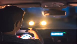 للسائقين ..  متى يصبح وهج المصابيح الأمامية خطرًا على عينيك؟