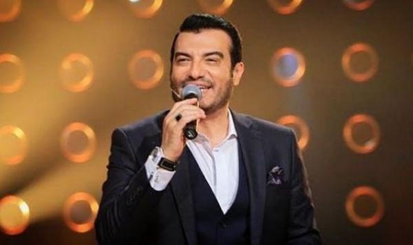 إيهاب توفيق ممنوع من ركوب الطائرة بأوامر من الأطباء