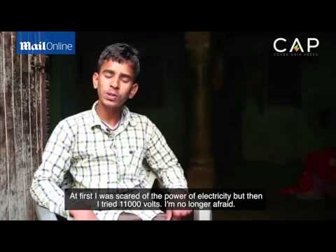 بالفيديو: مراهق هندي يلتهم الكهرباء