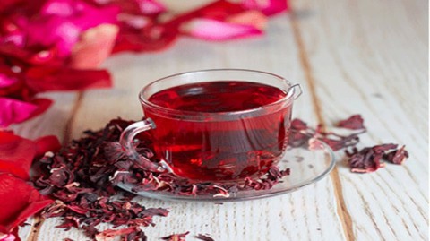 شاي الكركديه ..  هل هو البديل الصحي للشاي والقهوة؟ فوائده وأضراره للنساء
