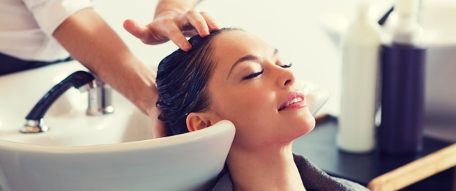 فوائد عدم غسل الشعر يومياً