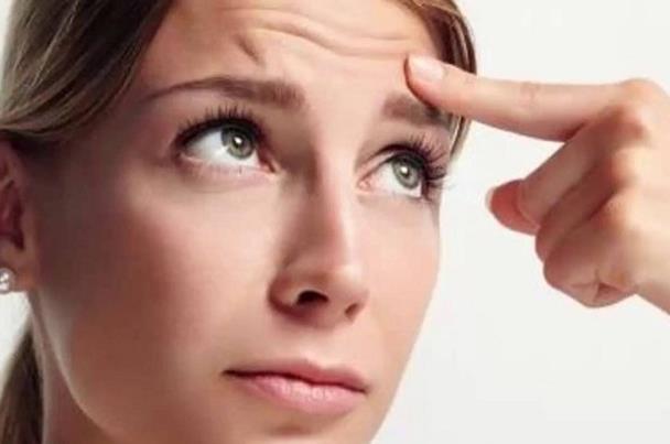 خطوات سهلة .. لتأخير ظهور تجاعيد الجبهة