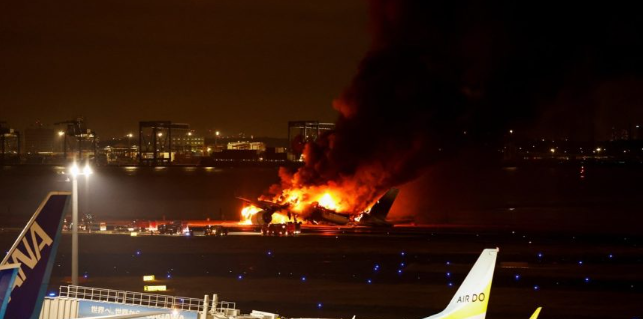 التلفزيون الياباني: إجلاء جميع الركاب من طائرة مشتعلة في مطار طوكيو بعد اصطدامها بأخرى