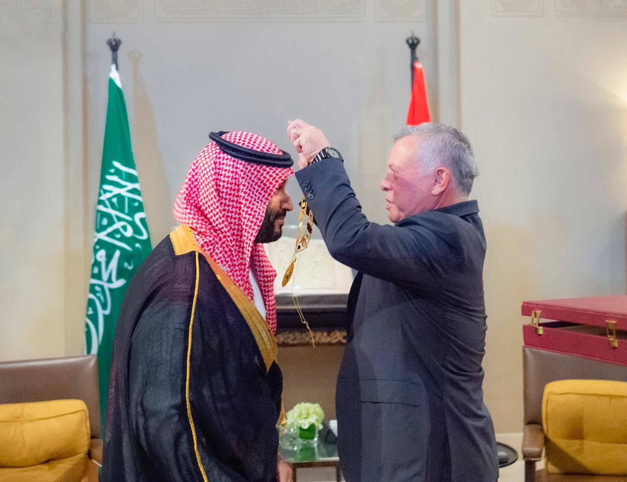 الملك يقدم قلادة الحسين بن علي لولي العهد السعودي