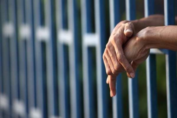 سيدة تناشد اهل الخير للافراج عن ابنها العشريني  .. "تفاصيل"