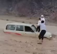فيديو لشابين يُنقذان مواطنًا وأطفاله من قلب سيول المدينة