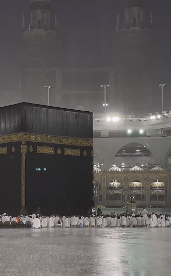 مشهد يثلج الصدر لمعتمرين يصلون في مكة تحت المطر 