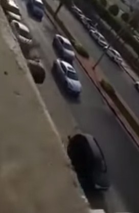 بالفيديو  ..  السعودية : وافد "بنغالي "يتعرى بالشارع و يقطع الطريق على المارة