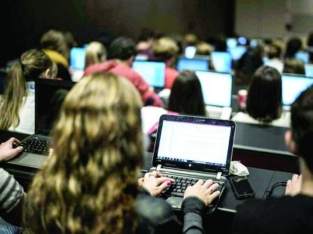 نصف جامعيي بريطانيا يغشّون رقمياً