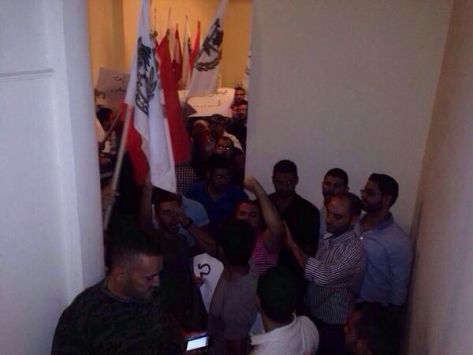 هجوم لبناني لاذع على فيصل القاسم بسبب تغريدة ..  واقتحام مقر الجزيرة في بيروت