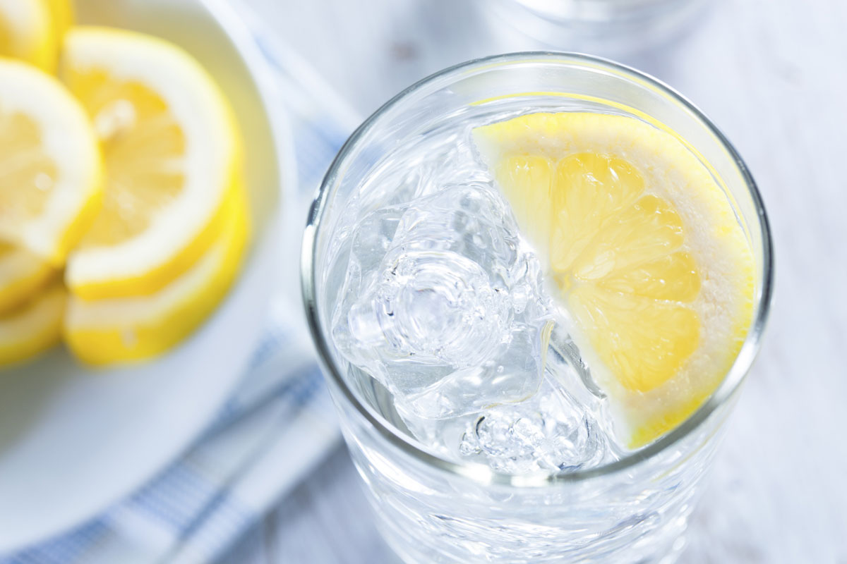 رجيم الماء والليمون لخسارة الوزن فوائده وآثاره الجانبية 