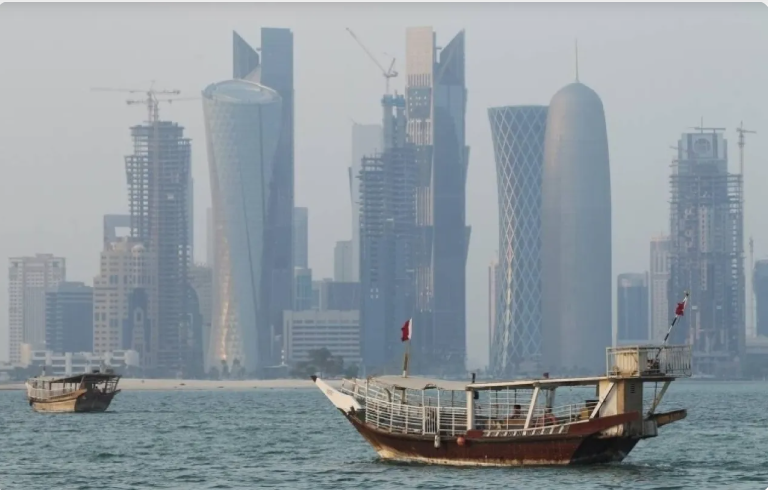 قطر تعلق الملاحة البحرية مؤقتا بعد مقتل مواطن بشظايا