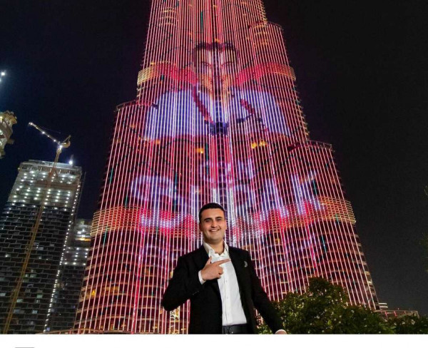 برج خليفة يُضاء بصورة الشيف بوراك  ..  ترحيبا بمطعمه الجديد